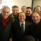 • Berlusconi, con le vecchie glorie del Milan ma nella foto c'è Salvini imbucato