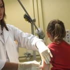 Roma, bimba di 11 anni a rischio infezione: classe e maestri si vaccinano contro il morbillo
