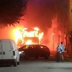 Roma, bus in fiamme tra le case: paura nella notte a Bellegra