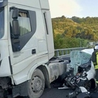 Incidente in autostrada, frontale tra auto e camion: morta una ragazza di 27 anni