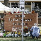 Texas strage scuola, «Nascosto sotto a un tavolo ho visto i miei compagni morire»: il racconto choc di un bimbo sopravvissuto