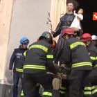 Terremoto a Catania, recupero di opere sacre all'interno della chiesa di Viagrande