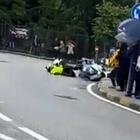 Giro d'Italia, moto scivola sull'asfalto e vola contro il pubblico: paura durante la tappa VIDEO