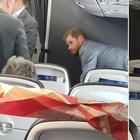 Il principe Harry in partenza da Roma su un volo di linea. I social: «Ma era lui?». No comment da Londra