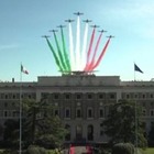 Frecce Tricolori diretta live oggi su Roma: rivedi i passaggi con il più grande tricolore del mondo sul Palazzo dell'Aeronautica