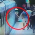 Roma, incastrata tra le porte della metro: in un video il conducente sembra mangiare