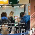 Chiara Ferragni paparazzata su un volo low cost EasyJet. Il video su TikTok: «Nessun jet privato?». Lei replica così