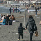 Roma, tutti in spiaggia per festeggiare il nuovo anno: tra passeggiate e tuffi “temerari” in mare