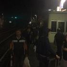 Treno da Brescia non arriva a Milano: «Fermi per ore, al buio e senza corrente». L'odissea di un passeggero