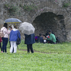 Primo Maggio a Roma, pic nic (con la pioggia) nel parco degli Acquedotti