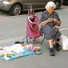 Ricama in strada non per soldi ma per compagnia: la nonna delle presine spopola sui social