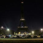 Beirut, la Torre Eiffel si spegne per omaggiare le vittime dell'esplosione