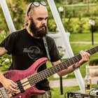 Morto Andrea Boso, era il bassista della band punk-rock dei Distratta: malore improvviso