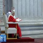 Coronavirus, Papa in Basilica per la messa delle Palme sul web: ecco la benedizione "fai da te" dell'ulivo