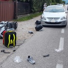 Schianto moto-auto, centauro e passeggera rovinano sull'asfalto: miracolati