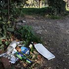 Roma, parchi invasi dai rifiuti, i giardinieri fannulloni: «Pronti per il barbecue»