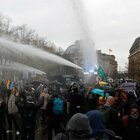 Proteste in strada a Berlino: la polizia usa gli idranti