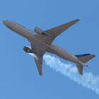 Boeing, a terra i 777 con stesso motore che ha preso fuoco a Denver. Faa: «Ispezione d'emergenza»