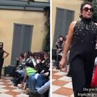Milano Fashion Week, Angela dei Ricchi e Poveri in passerella: «Madre, icona, leggenda»
