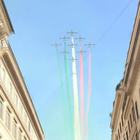 Le Frecce Tricolori volano su piazza Venezia per la Festa della Repubblica, la gioia degli italiani