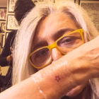 Mara Venier, tatuaggio con il nipote: «Solo Giulio poteva convincermi... nonna rock»