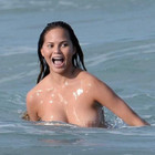 Chrissy Teigen modella e moglie di John Legend posa senza veli tra le onde dell'oceano