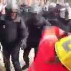 Polizia prende a manganellate anche i pompieri al seggio Video