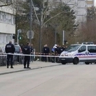 Urla "Allah Akbar" con un coltello in mano a Metz, ferito dalla polizia