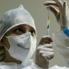 Vaccini, nel Lazio dosi ridotte: stop prenotazioni, gli hub chiudono prima