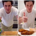 Brooklyn Beckham cucina il pollo fritto, ma l'olio usato è eccessivo. Pioggia di critiche: «La gente muore di fame...»