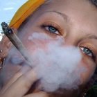 Modella influencer guadagna 60 mila dollari al mese fumando cannabis