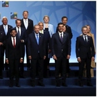 Meloni "ai confini" della Nato: il premier in disparte nella foto di gruppo dei leader