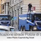 Coronavirus, a Roma sanificazione strade con idranti della Polizia di Stato