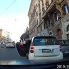 Auto in doppia fila a Roma, ragazzo protesta e viene aggredito: video girato in pieno centro