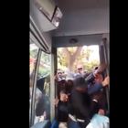 Fermata autobus a Napoli, migranti all'arrembaggio, lo sgomento dell'autista