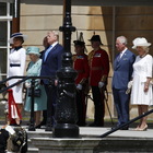 Trump e Melania a Londra, critiche all'abito della First Lady. Dal pranzo ai reali, cosa faranno oggi