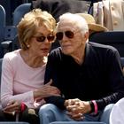 Kirk Douglas e la moglie Anne, entrambi centenari, festeggiano 65 anni di matrimonio
