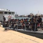 Migranti, nave militare con 106 persone a Messina. Salvini: bloccherò arrivo missioni internazionali