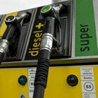 Benzina e diesel, prezzi in discesa: prorogato il taglio delle accise: ecco quanto costano oggi