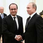 • Putin a Hollande: "Francia e Russia insieme contro il terrore"