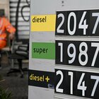Benzina e diesel alle stelle, prezzi choc: «Fino a 2,5 euro al litro, ecco dove»