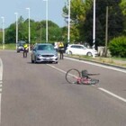 Bambina di 7 anni investita da un'auto mentre passeggia in bici: è grave