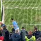 Spezia-Lazio, Luis Alberto colpisce tifoso col pallone: va in curva a scusarsi e gli regala la maglia