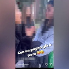 Ragazzina pestata dalle compagne di scuola: il video dell'aggressione choc ripreso con il cellulare e inviato su Whatsapp