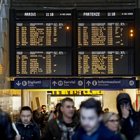 Milano, la rabbia dei pendolari: «Viaggiare fa paura. Salire sui treni per noi è sempre un'ansia»