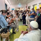 Papa Francesco, la visita a sorpresa ai bambini ricoverati in oncologia