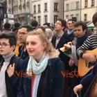 Notre-Dame, canti e preghiere dei giovani radunatisi fuori la cattedrale