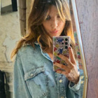 Elisabetta Canalis e il selfie allo specchio (rovinato): «Pensavo avessi le vene varicose»