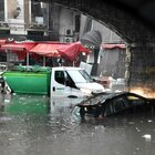 Catania, le vittime del nubifragio: «Noi intrappolati nei negozi, pensavamo di morire». Mattarella chiama il sindaco