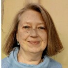 Donna trovata morta in auto: Maria Cristina Janssen, 67 anni, era scrittrice e psicologa. Giallo sulle cause
